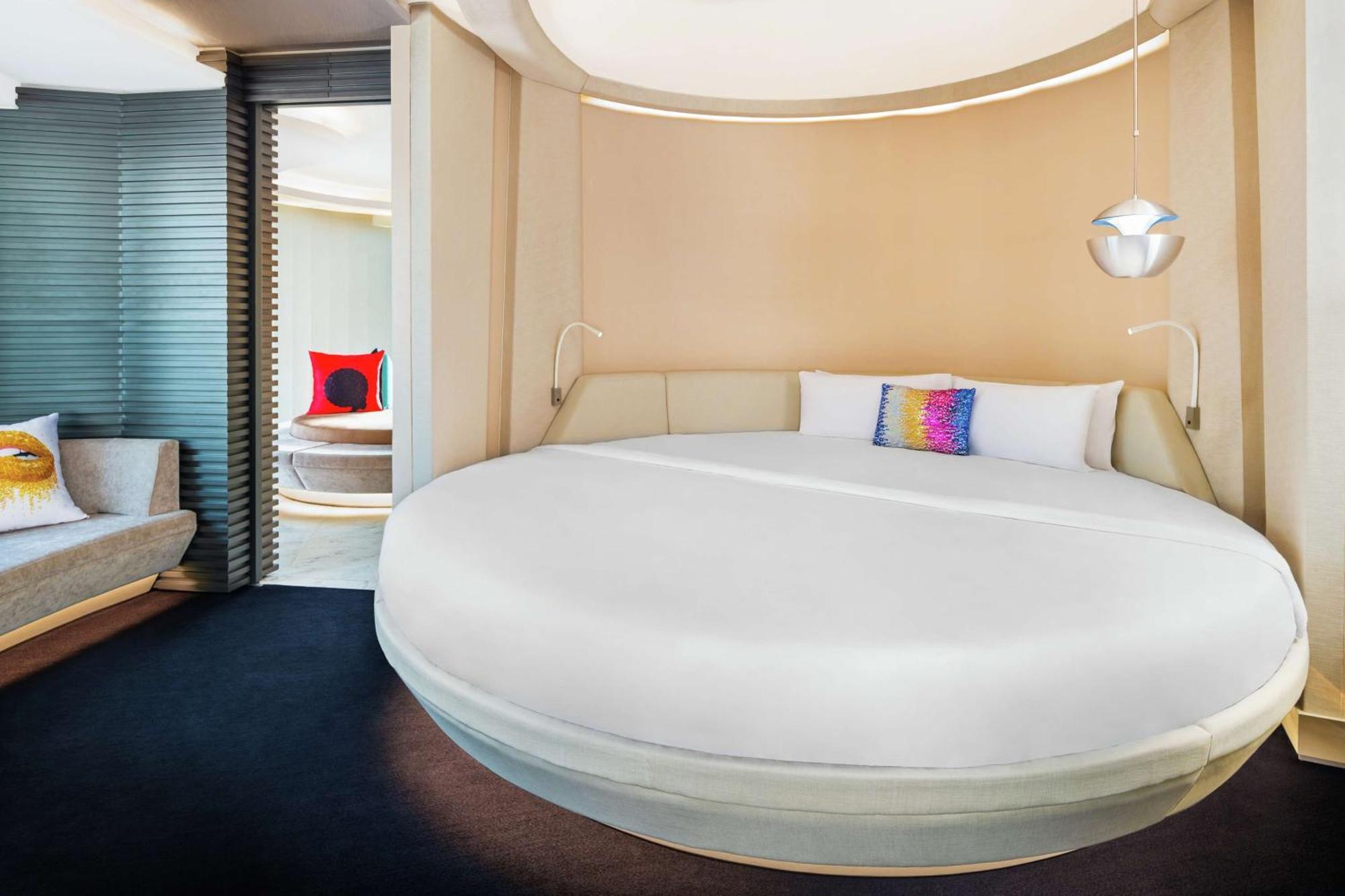 V Dubai, Curio Collection By Hilton Dubai